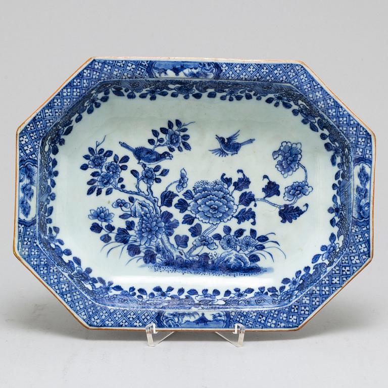 A large blue and white serving dish, Qing dynasty, Qianlong (1736-95).