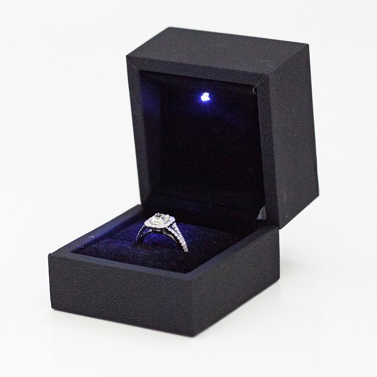 An 18K white gold ring with diamonds ca. 1.42 ct in total.