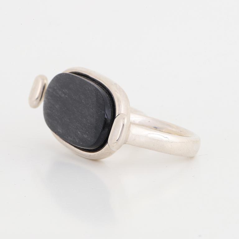 Vivianna Torun Bülow Hübe, a sterling silver and obsidian double ring, Jakarta Indonesia.