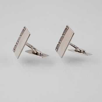 MANCHETTKNAPPAR, 3 par, silver samt pärlemor, ett par från Gustav Dahlgren & Co, Malmö. Total vikt 35,9 gram.