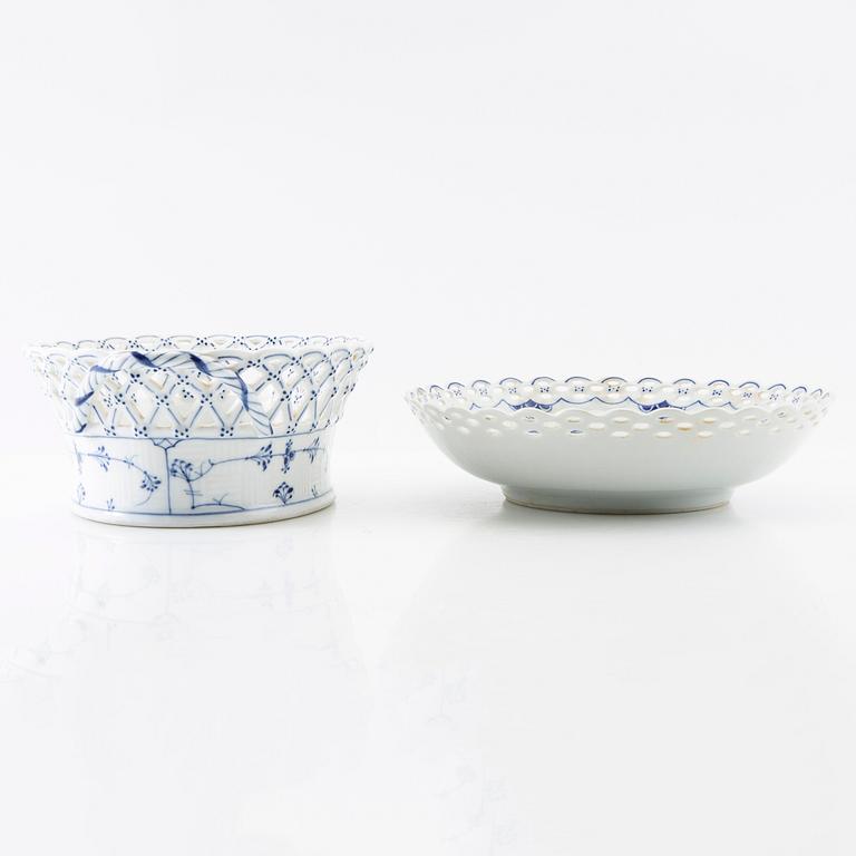 Galleried bowl "Musselmalet helblonde" Royal Copenhagen Denmark porcelain 20th century and bowl dish.