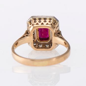 RING, 18K guld, rubin, briljantslipade diamanter. Vikt ca 4,7 g.