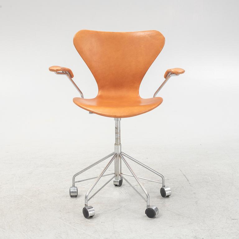 Arne Jacobsen, a 'Seven' swivel shair, Fritz Hansen, Denmark.