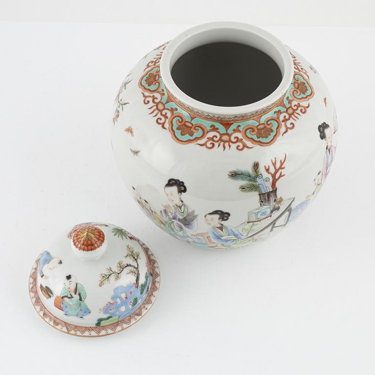 A lidded porcelain urn, Kina, 20th century.