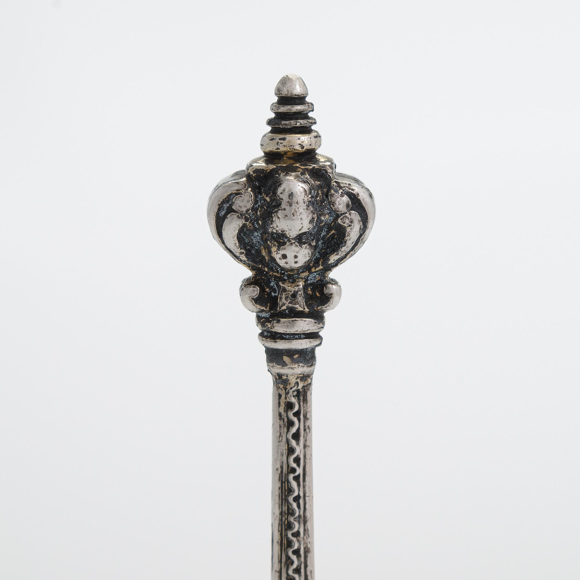 Brännvinssked, silver, barock, 1600-tal. Icke identifierad stämpel.