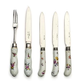 450. Bestick, fem stycken, porslin och silver. 1700-tal, troligen Meissen.