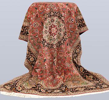 A part silk Tabriz carpet, approx. 50 Raj, 292 x 202 cm.