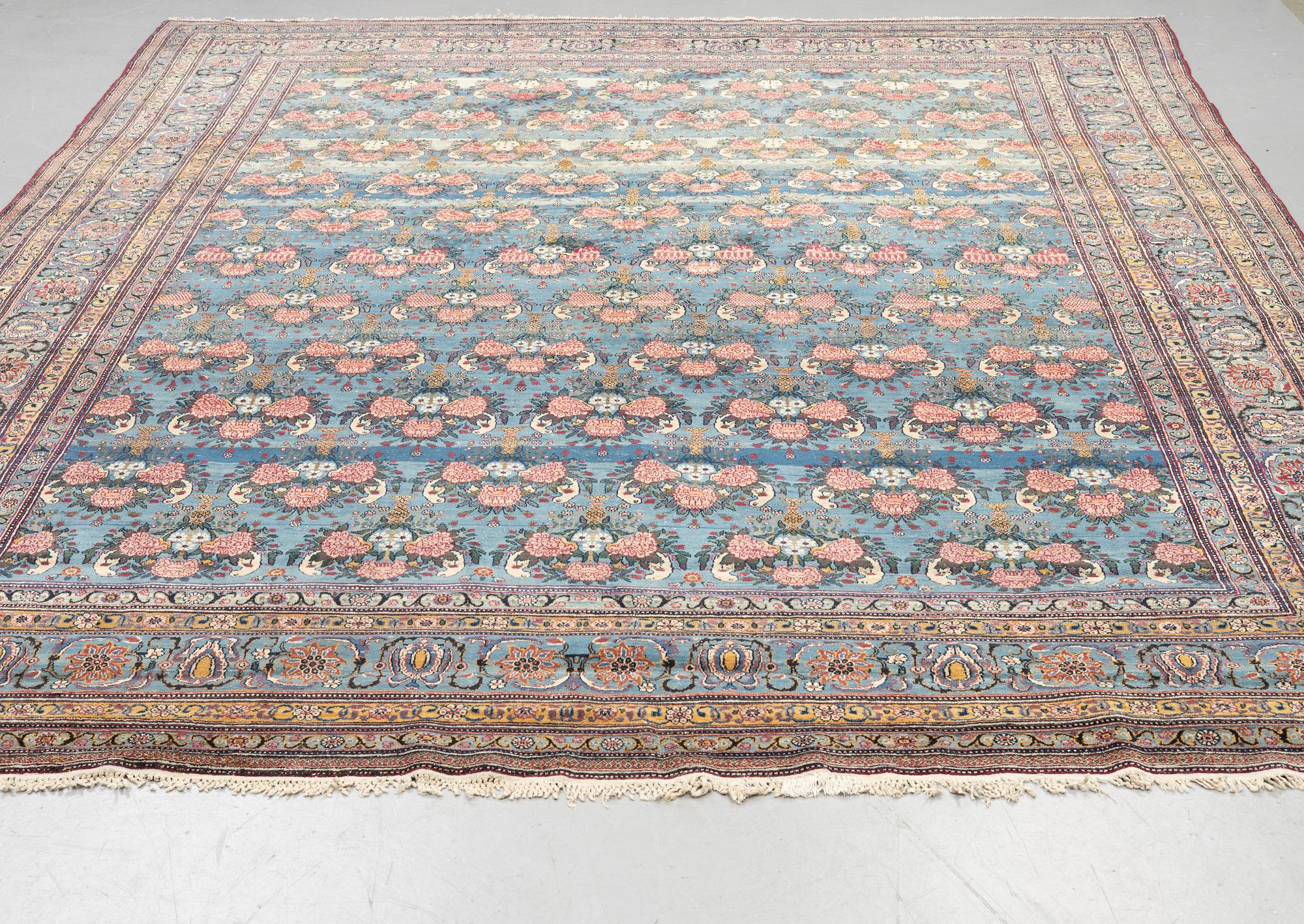 A semi-antique Tehran carpet, ca 384,5 x 288 cm.