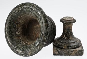 URNA, kolmårdsmarmor. 1800-tal.
