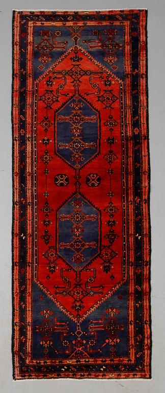 MATTA, Hamadan, ca 290 x 107 cm.