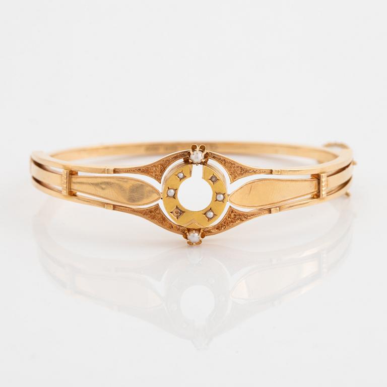 18K gold and seed pearl bangle.