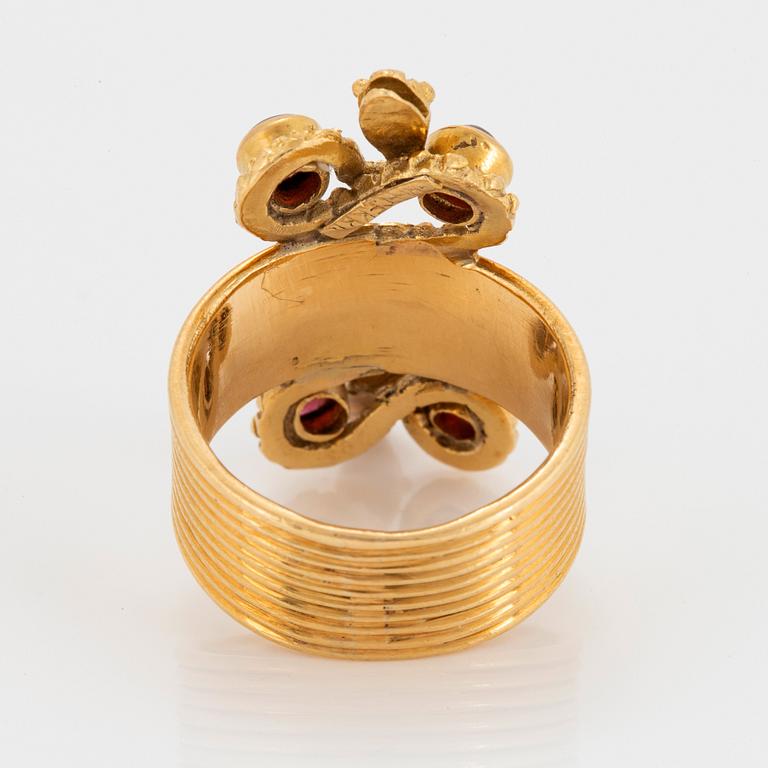 Ilias Lalaounis ring 18K guld med cabochonslipade granater.