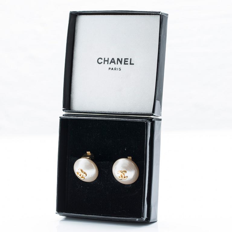 CHANEL, earring, gold metall with simulant pearl.