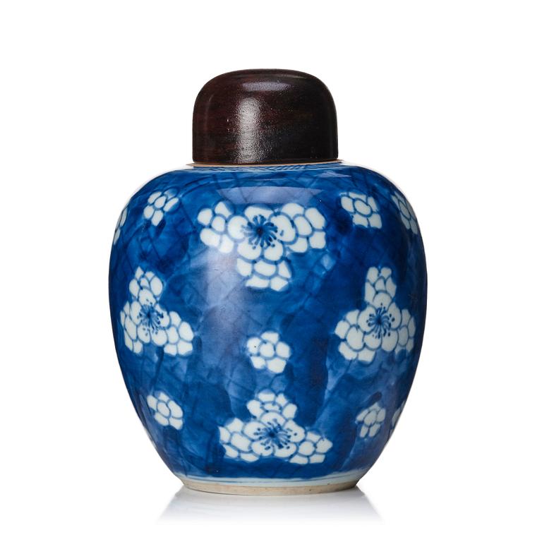 A blue and white tea caddy, Qing dynasty, Kangxi (1662-1722).