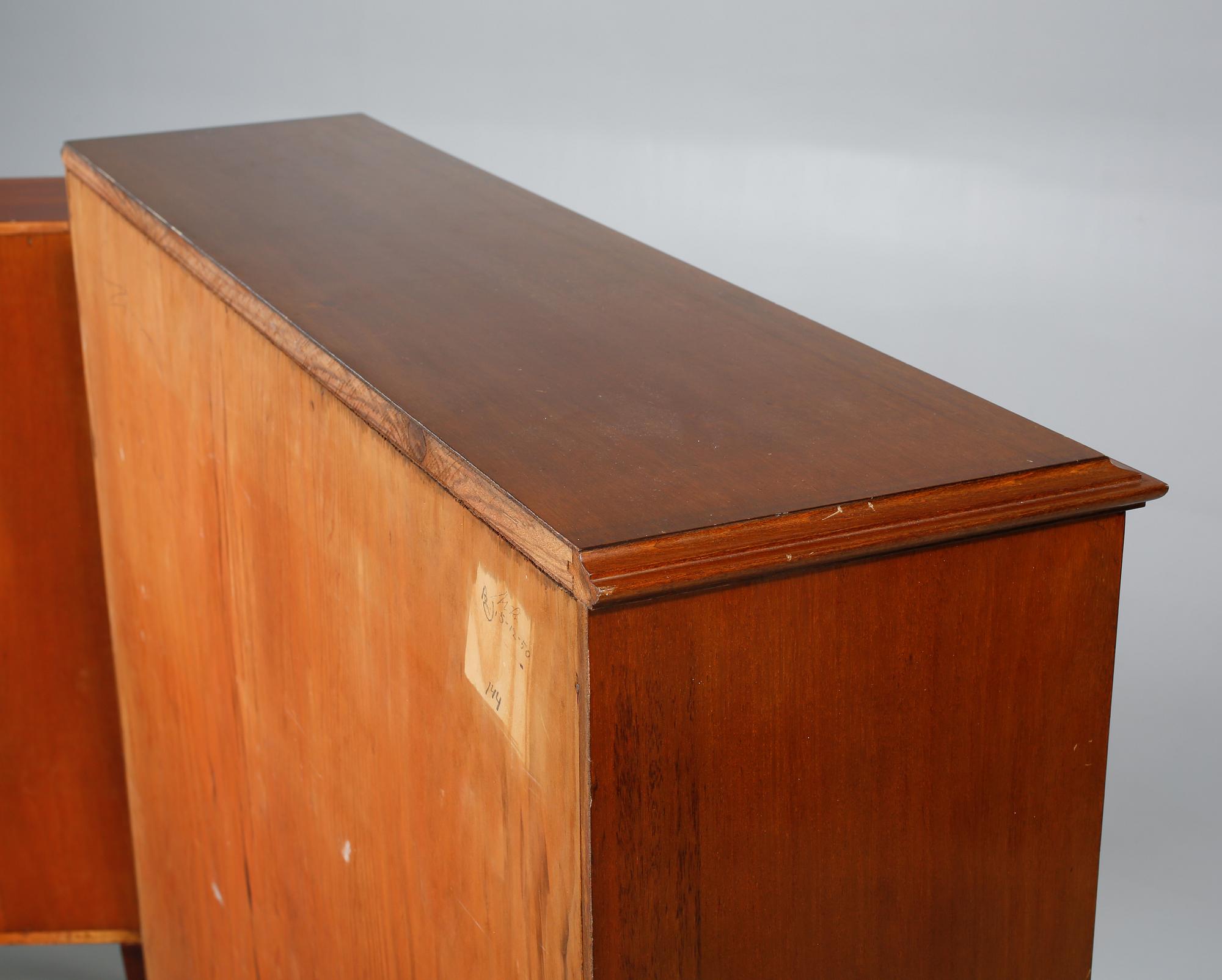 BOKHYLLOR, ett par, 1900-talets första hälft.