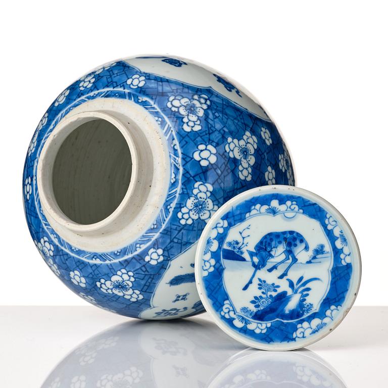 A blue and white jar with cover, Qing dynasty, Kangxi (1662-1722).