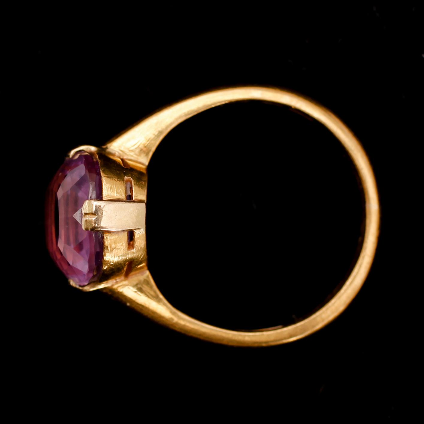 RING, 23 k guld, med fasettslipad ametist. Vikt 6 g.