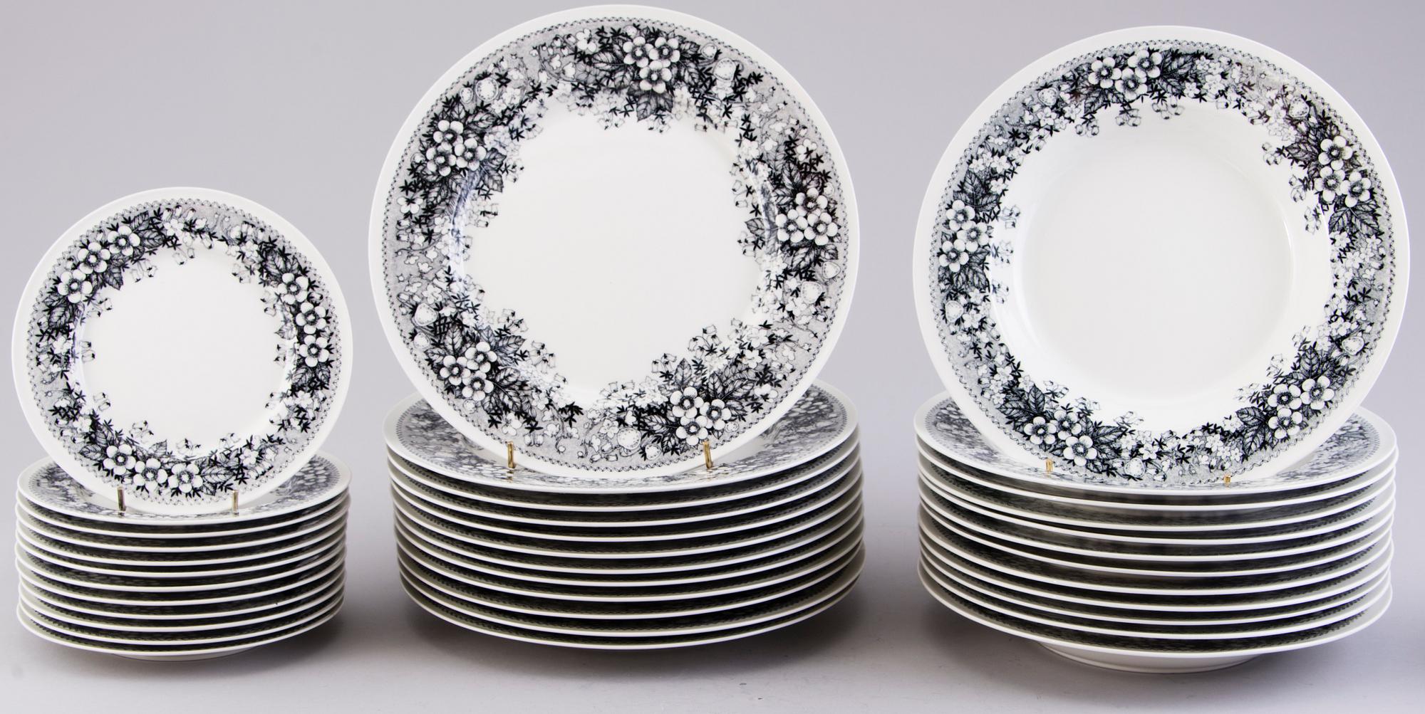 RICHARD LINDH, A 42-pcs set of Arabia dinnerware with 'Talvikki' decoration by Raija Uosikkinen, Finland 1964-1975.