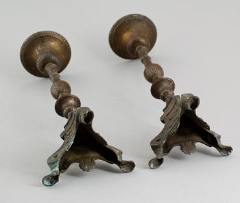 LJUSSTAKAR, 1 par, brons, barock, 1700-tal.