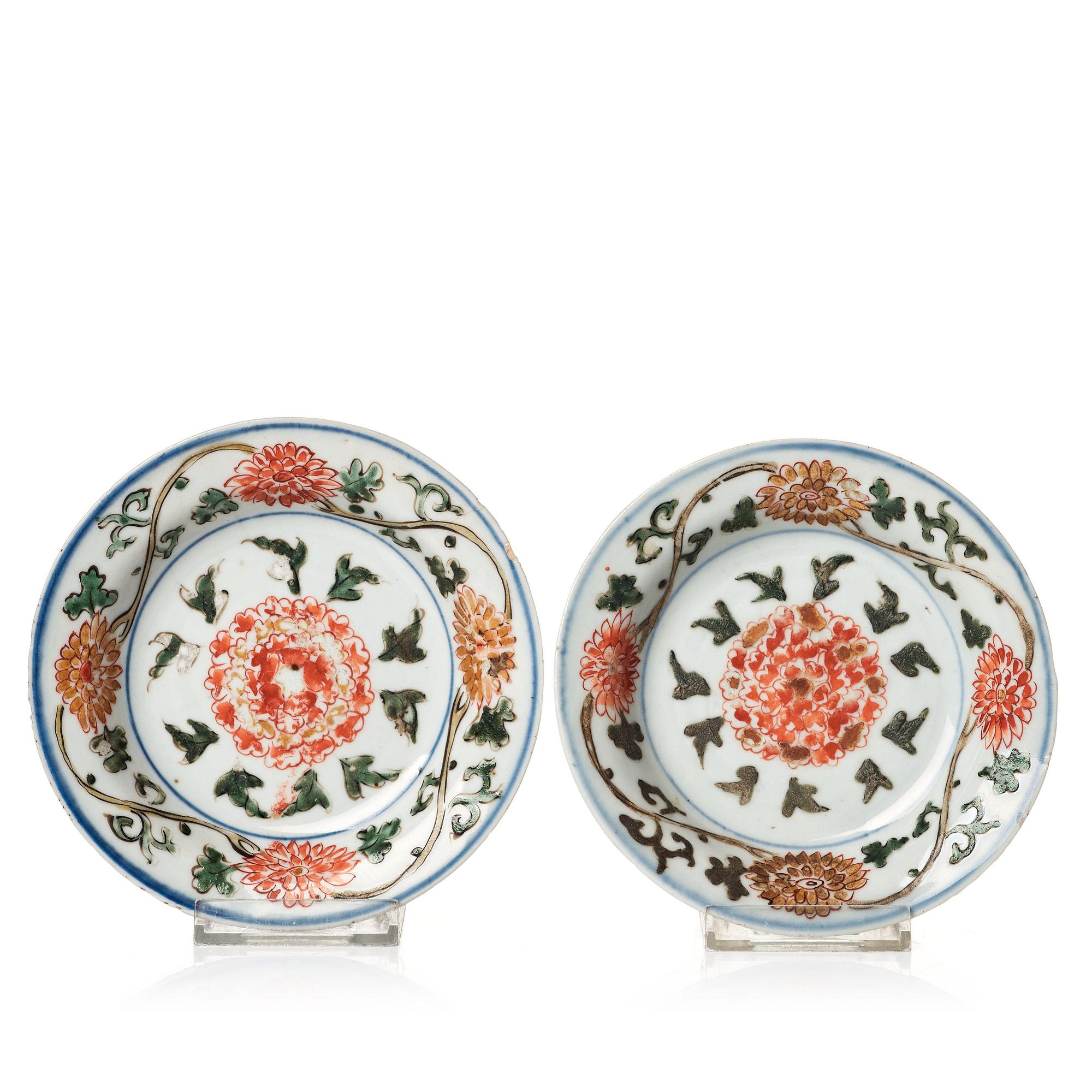 A pair of wucai dishes, Tianqi/Chongzhen, 17th Century.