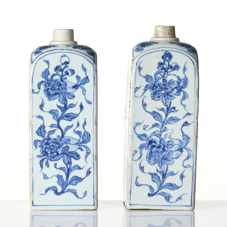 A pair of blue and white bottle flasks, early Qing dynasty, 17th century.