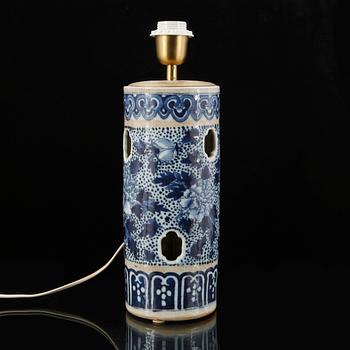 BORDSLAMPA / PERUKVAS, porslin, Kina, 1900-talets andra hälft.
