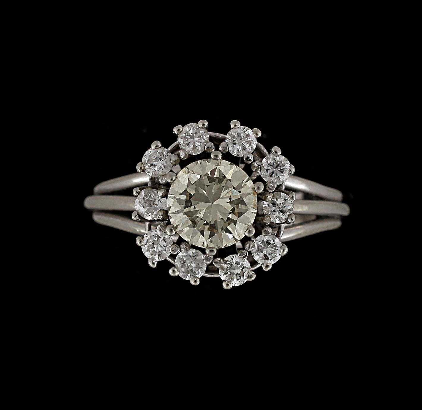 RING, guld 18 k, briljantslipad diamant ca 1,50 ct, samt 10 mindre briljanter, 0,6 ct. Vikt ca 6 g.