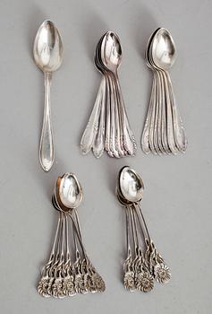 KAFFE- OCH MOCKASKEDAR, 27 st, silver, olika modeller, 1900-tal. Vikt ca 268 gram.
