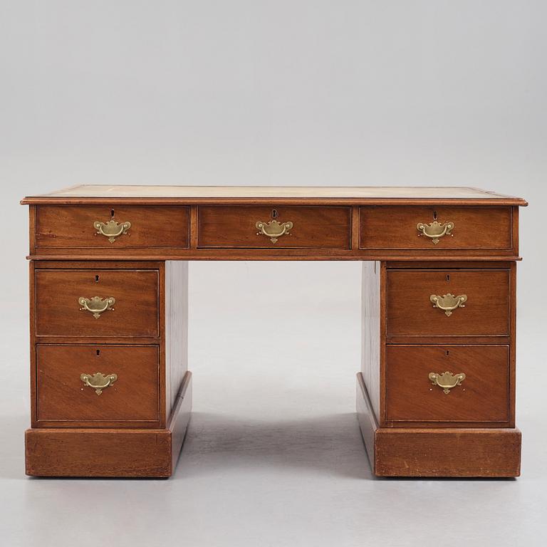 Skrivbord, s.k. Partners desk, 14 lådor, England 1700-tal.