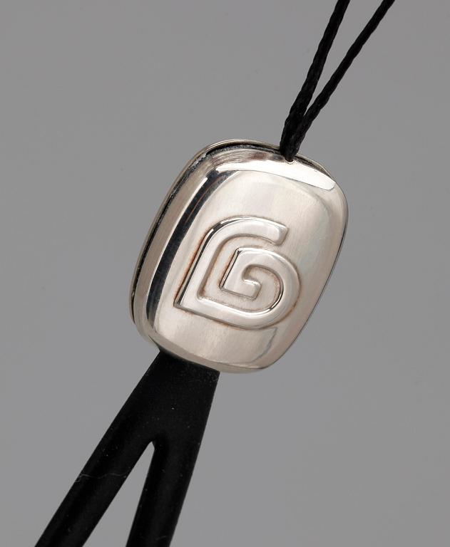 KAMERASMYCKE, silverhänge på gummiband, Georg Jensen.