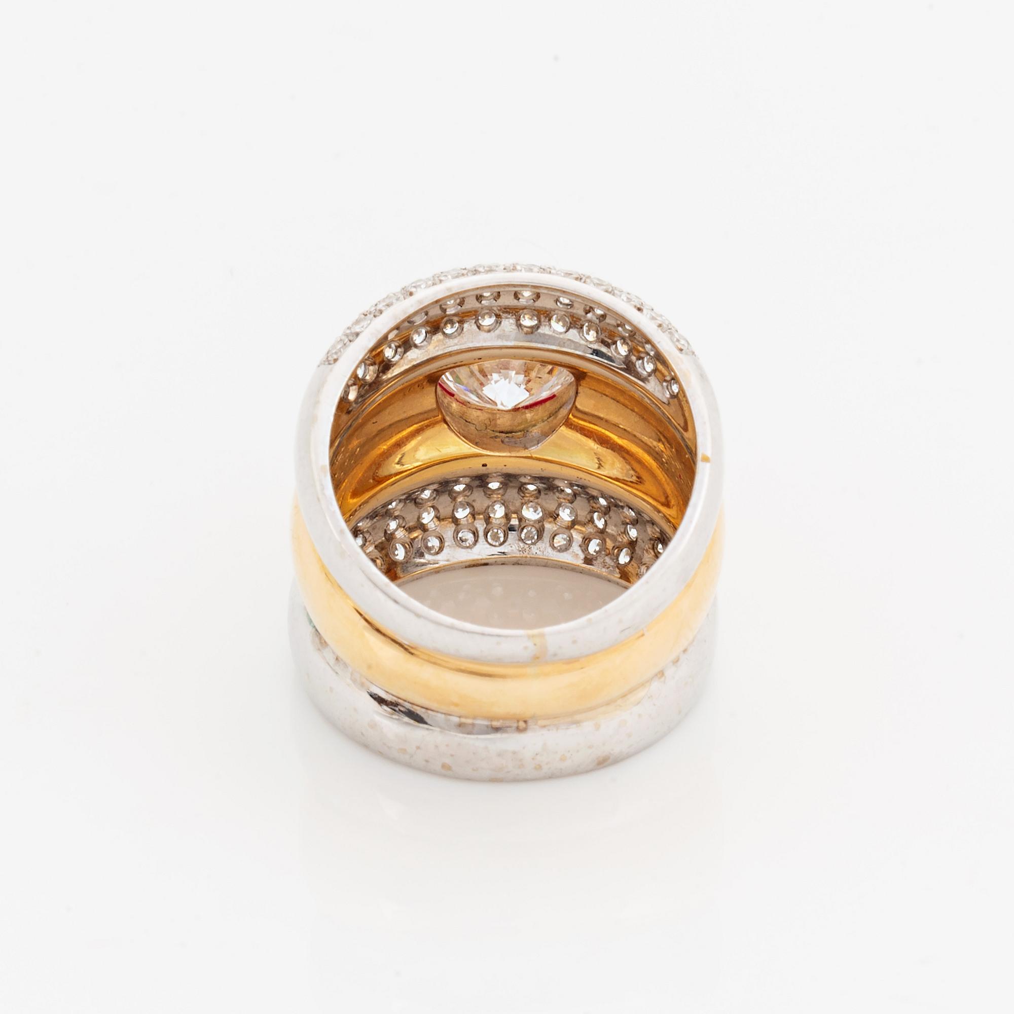Ring med briljantslipade diamanter.