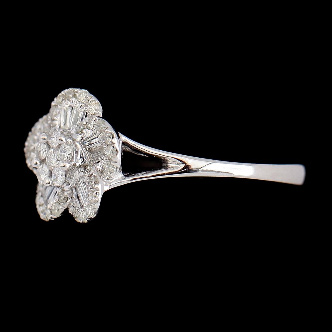RING, 18K vitguld, diamanter tot ca 0.35 ct.