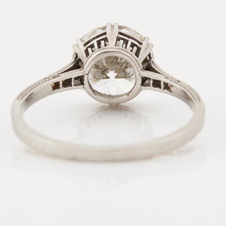 RING, med äldre briljantslipad diamant cirka 2.10 ct.