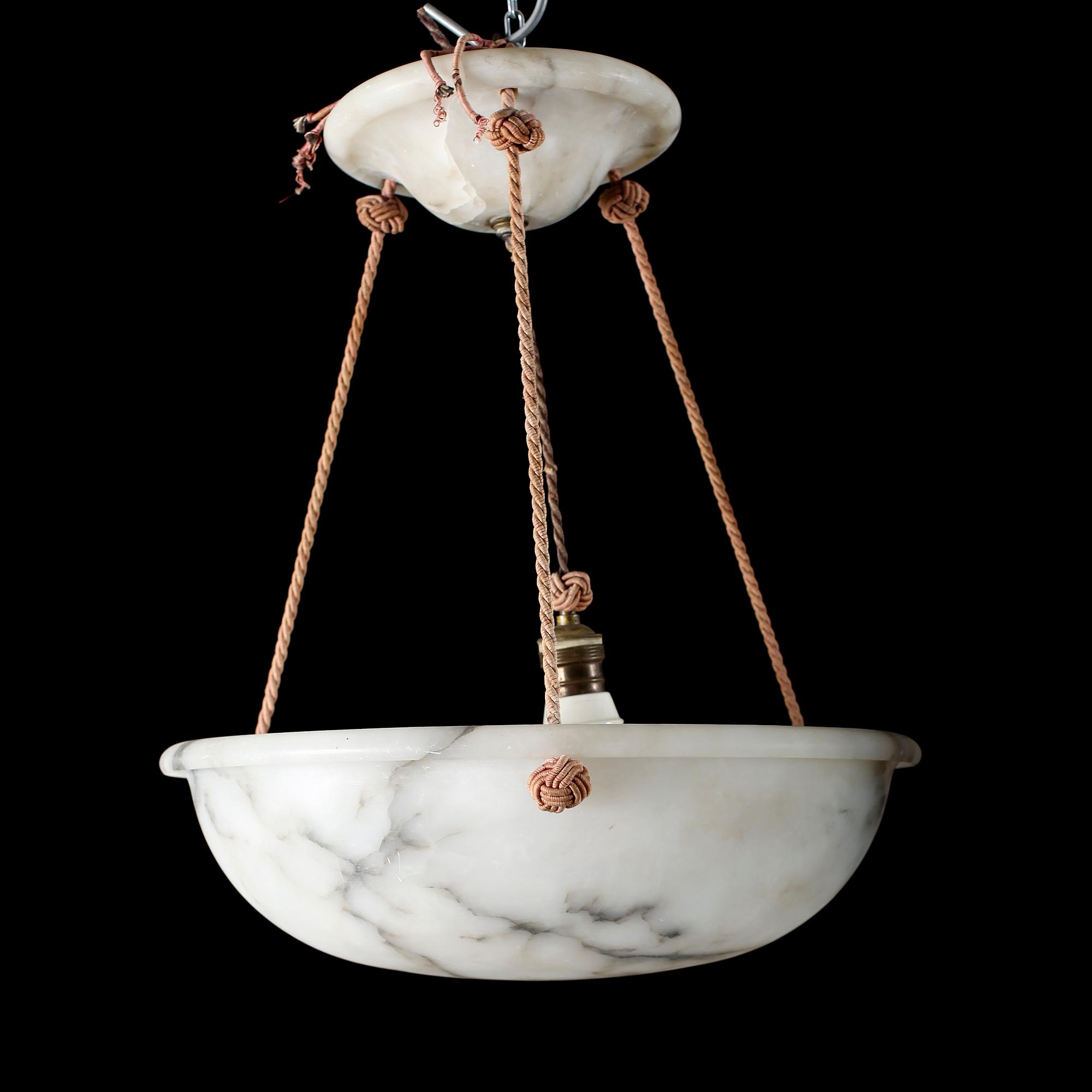 AMPEL, alabaster, 1900-talets första hälft. Höjd ca 53 cm.