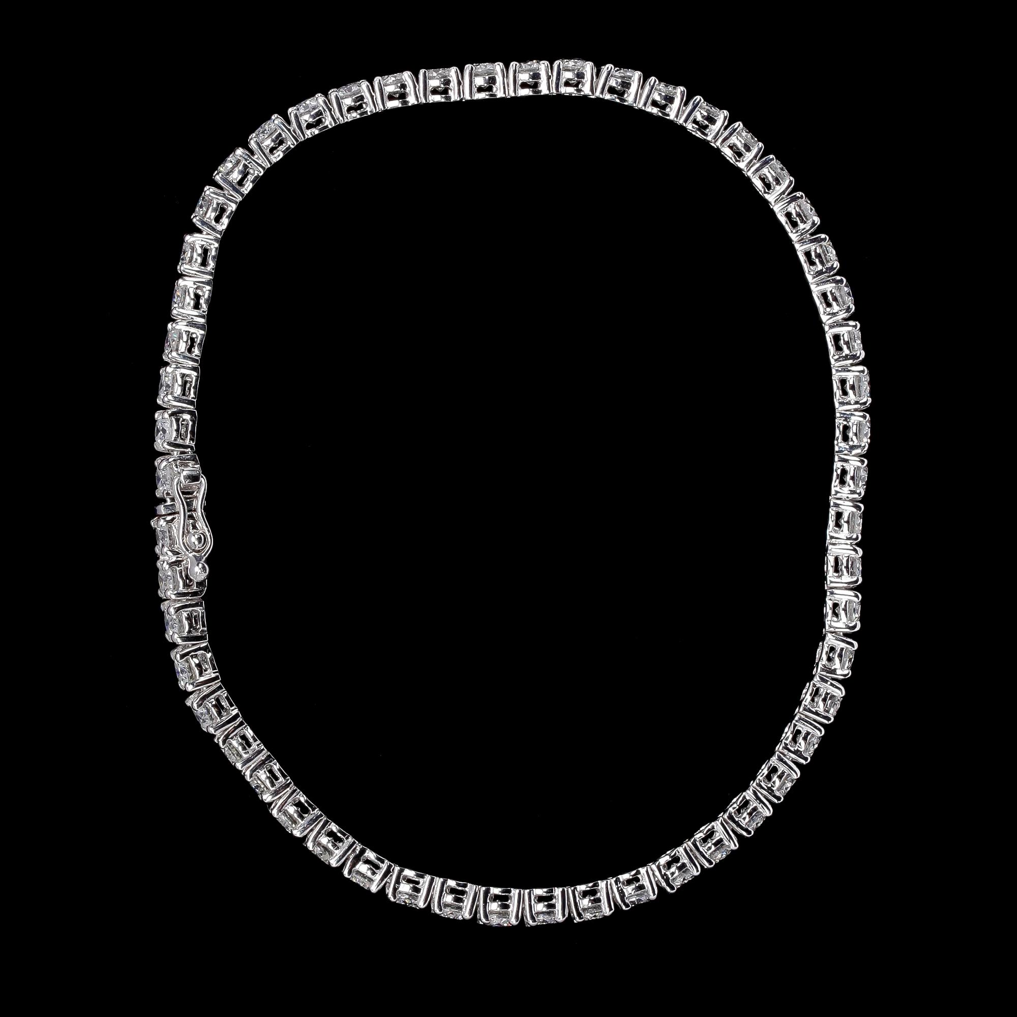 ARMBAND, 54 briljantslipade diamanter, tot. 5.18 ct.