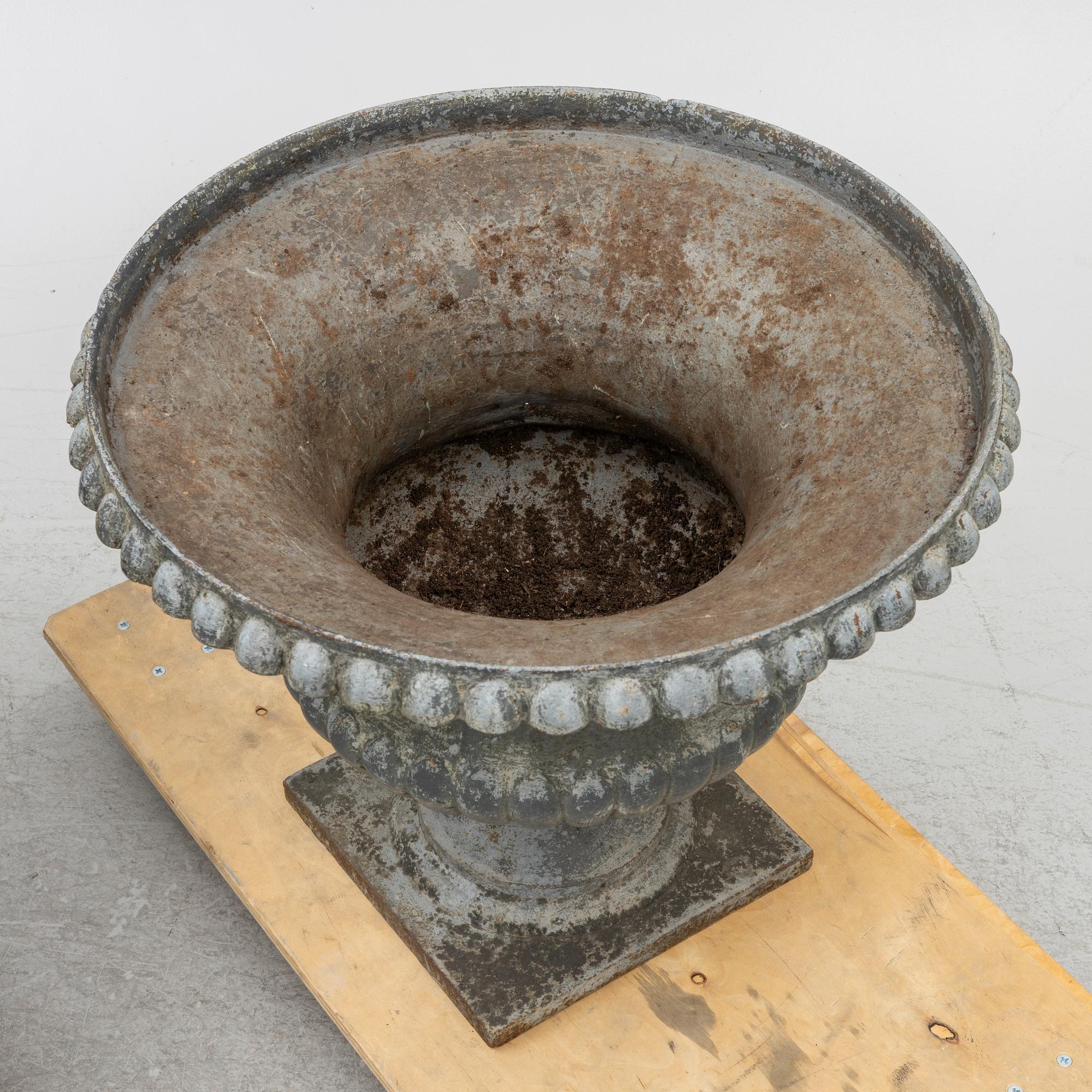 Garden urns, a pair, 20th century.