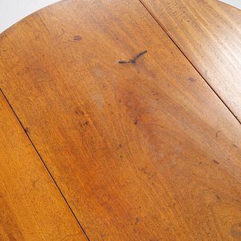 Bord med klaffar, sengustavianskt, omkring år 1800.