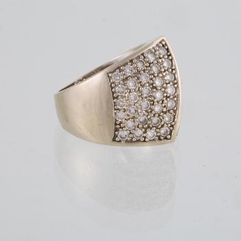 RING, 14k vitguld med 30 briljantslipade diamanter totalt ca 1.50 ct, utländska stämplar. Vikt 11 g.