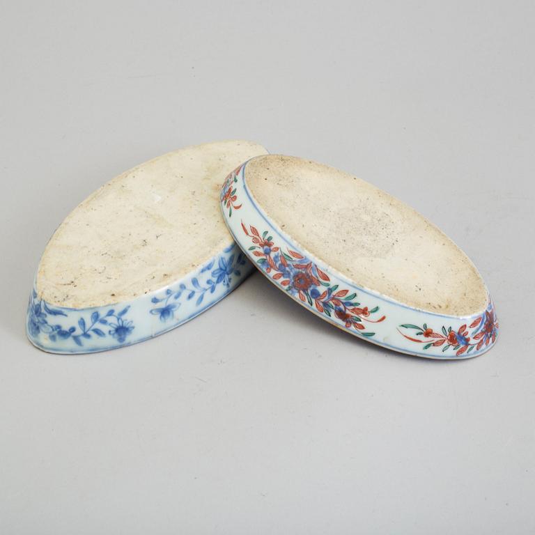 SKEDFAT, två stycken, kompaniporslin. Qingdynastin, Qianlong (1736-95).