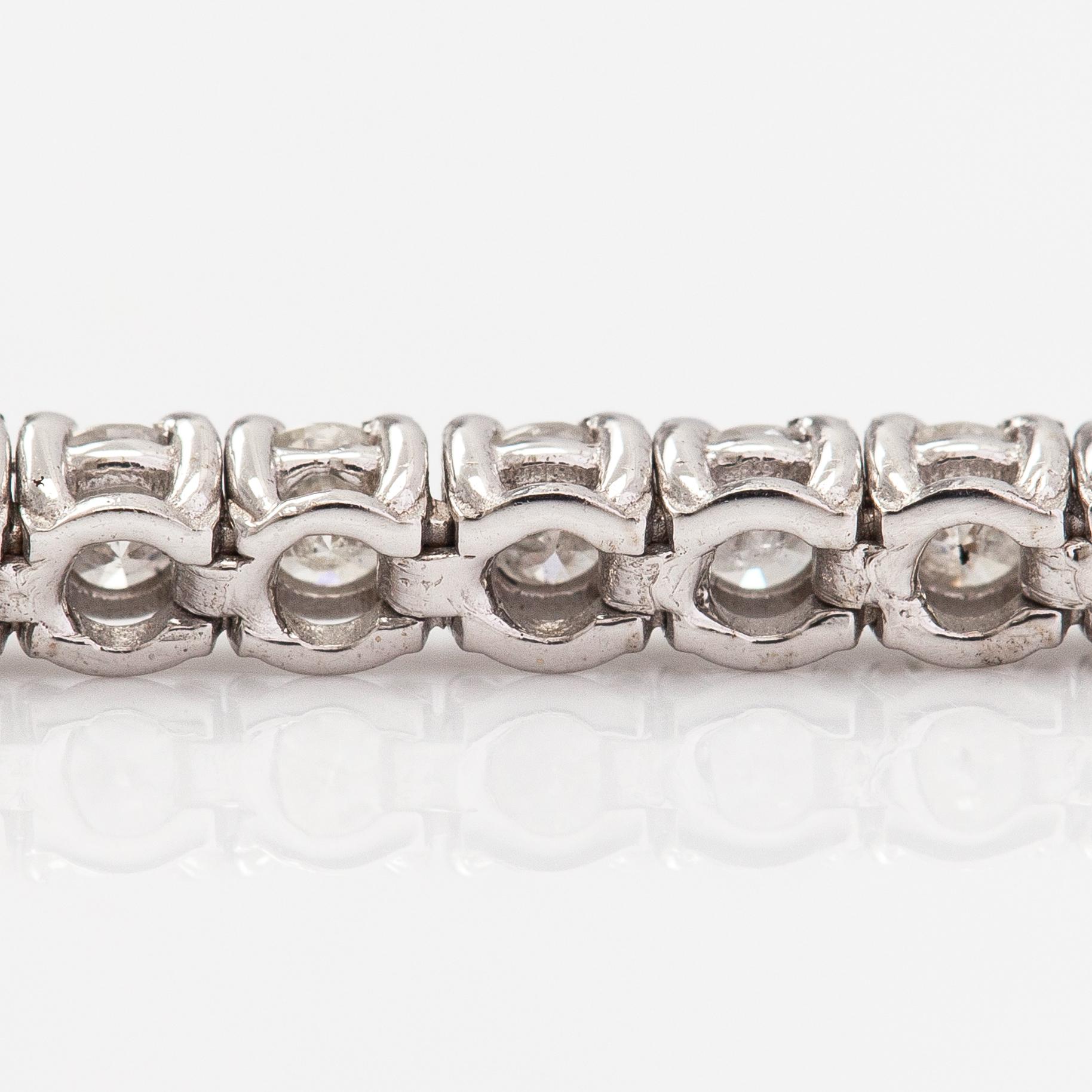 Tenniskaulakoru/-rannekoru, 14K valkokultaa ja timantteja n. 6.96 ct yht. AIG todistuksella.