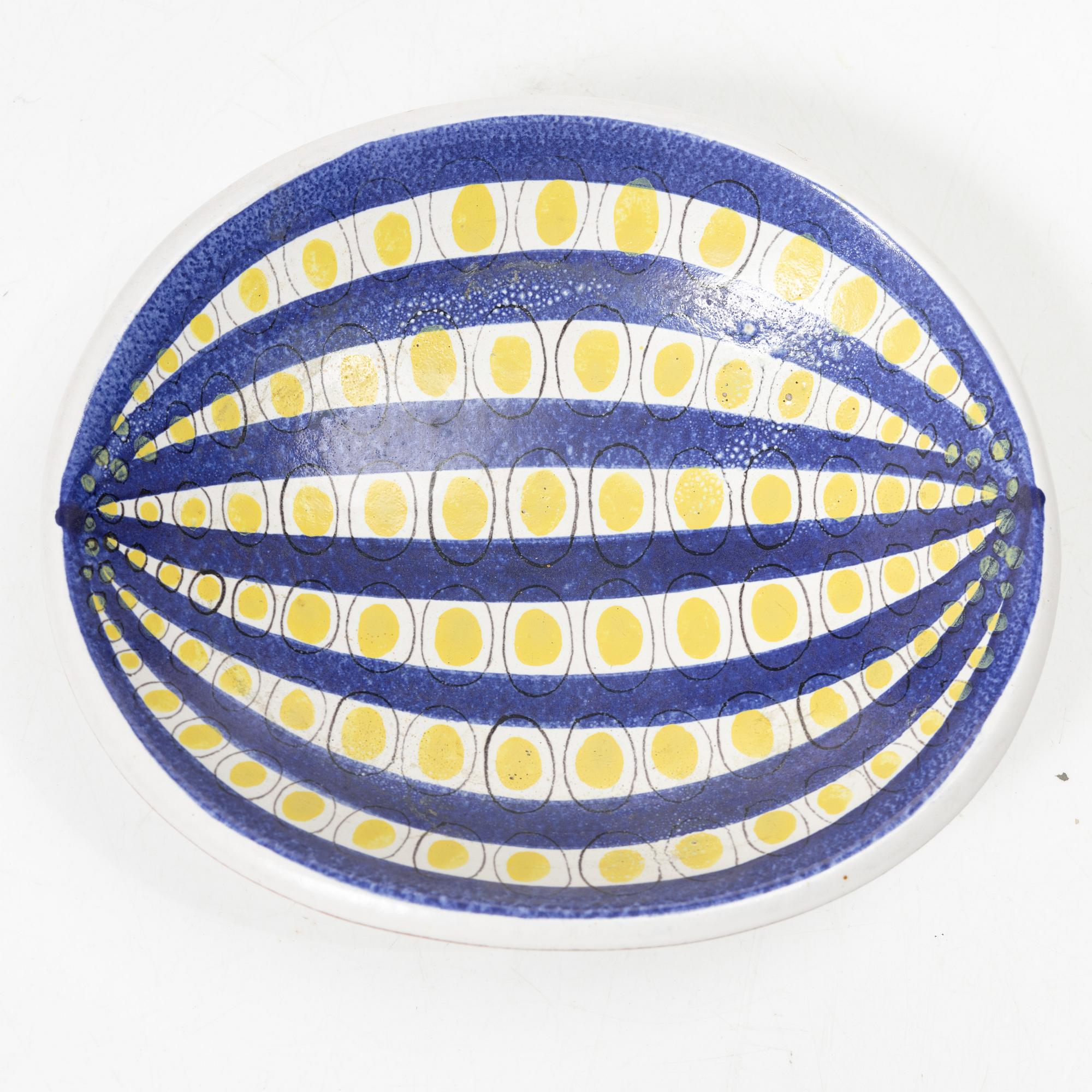 Stig Lindberg, A bowl with lid and dishes, 2 pcs, faience, Gustavsberg studio.