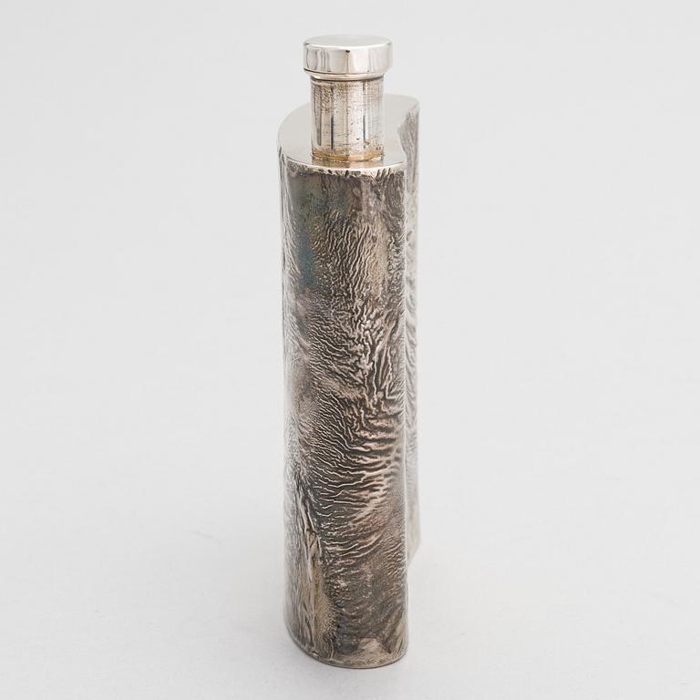 Pekka Piekäinen, A sterling silver flask. Platinoro, Turku.