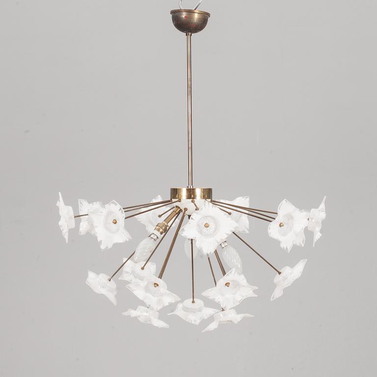 TAKLAMPA, 1900-talets andra hälft. Höjd 74 cm.