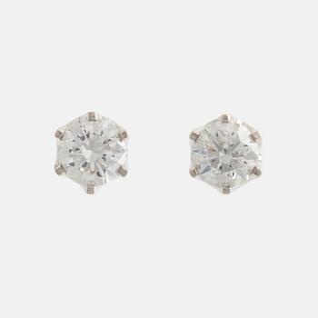 Ett par örhängen 18K vitguld med runda briljantslipade diamanter.