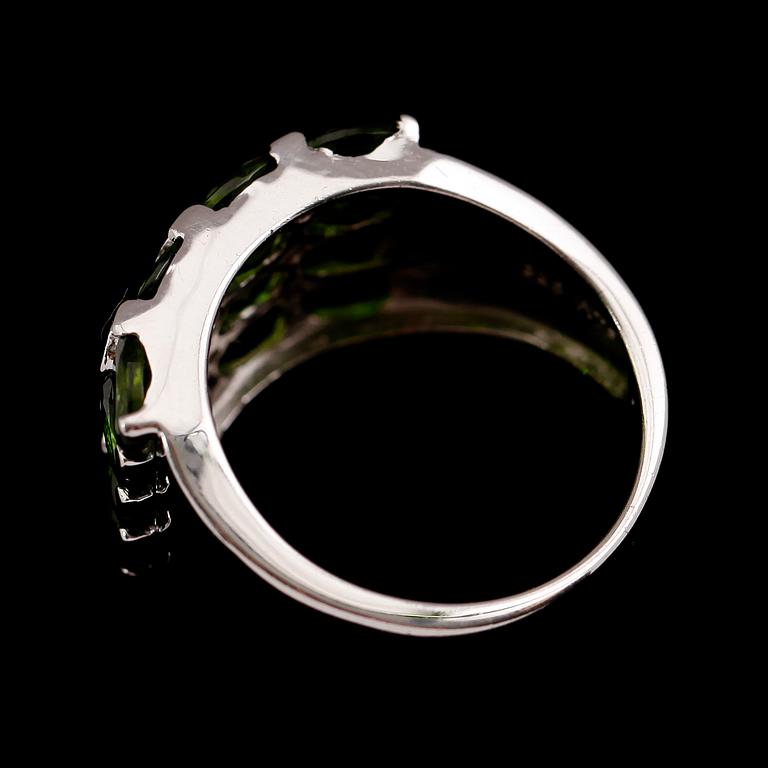 RING, sterlingsilver, vita topaser tot ca 0.19 ct, gröna stenar tot ca 3.60 ct.