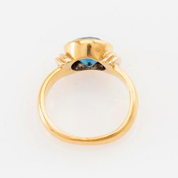 Ring 18K gold with faceted blue glass.