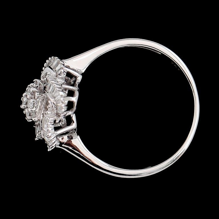RING, 18K vitguld, diamanter tot ca 0.49 ct.
