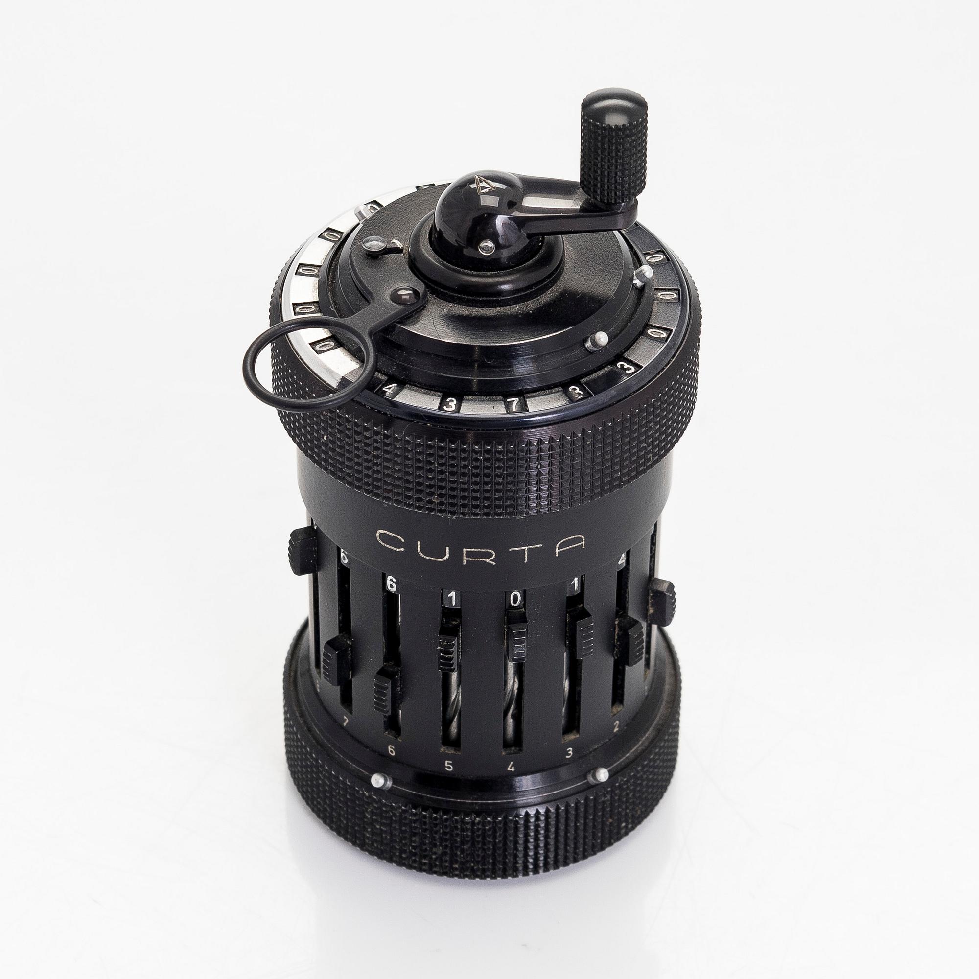 Räknemaskin, "Curta, Type I", utvecklad av Curt Herzstark, Contina AG Mauren, Lichtenstein, formgiven 1947.
