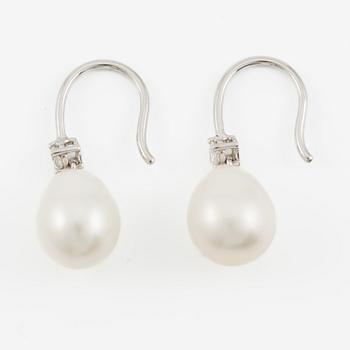 Earrings 18K white gold with cultured pearls and brilliant-cut diamonds.