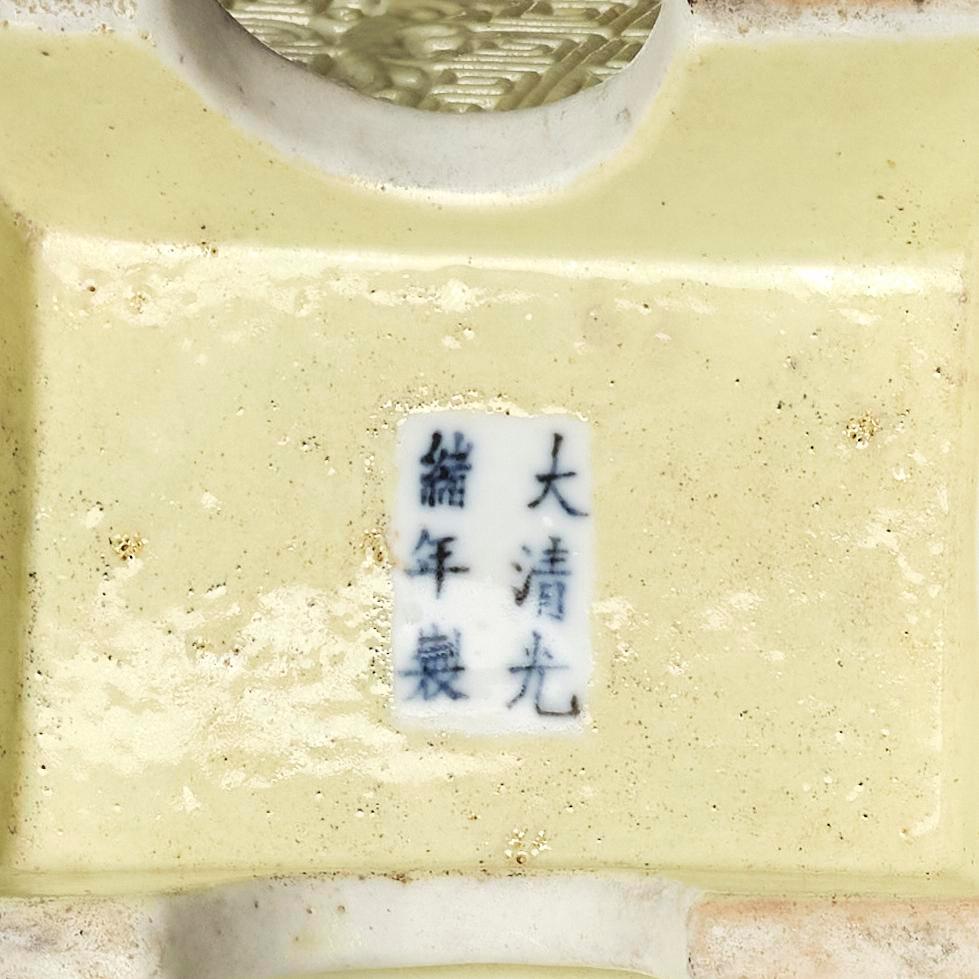 An archaistic porcelain vessel with cover, Qing dynasty with Guangxu six character mark and of the period (1875-1908).